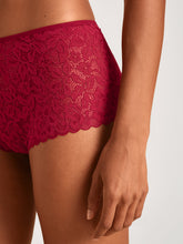 Lataa kuva Galleria-katseluun, Calida: Natural Comfort Lace korkeavyötäröiset pitsialushousut, punainen
